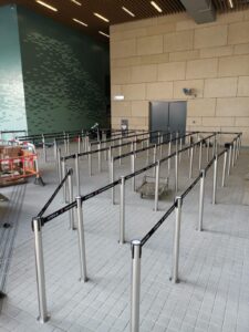 排隊柱 拉帶柱安裝