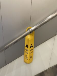 懸掛式告示牌 印有小心地滑